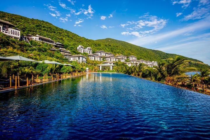 Hồ bơi vô cực với tầm nhìn bao quát 360 độ đã đưa InterContinental Danang Sun Peninsula Resort trở thành thương hiệu nghỉ dưỡng sáng giá trong ngành khách sạn Việt Nam